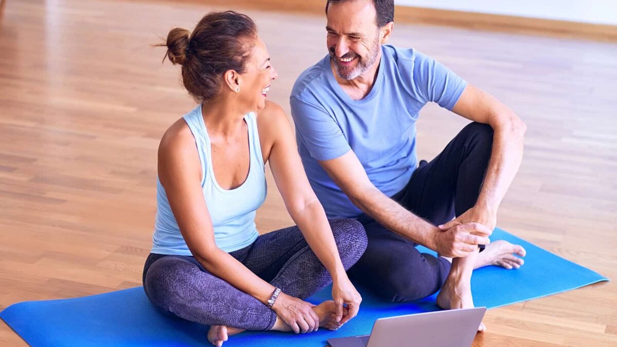 Çift yogasıyla derin gevşeyin, partnerinizle mışıl mışıl uyuyun